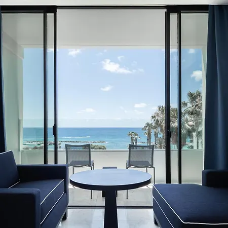 호텔 알미라 파포스